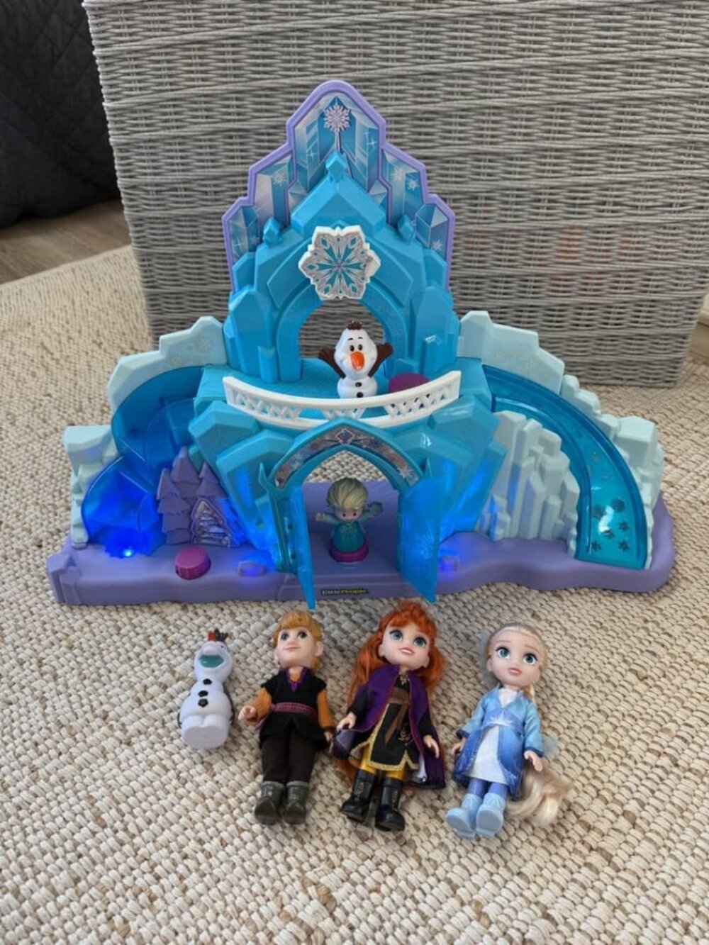Frozen disney little people frozen castle plus extra characters Olaf anna elsa